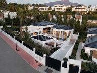 Villa for sale in Nueva Andalucia