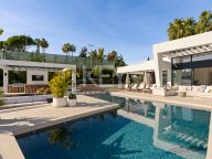 Villa for sale in Nueva Andalucia