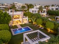 Villa for sale in Nueva Andalucia