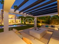 Villa for sale in Nueva Andalucia