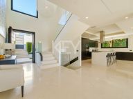 Villa for sale in Nueva Andalucia