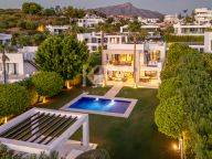 Villa for sale in Nueva Andalucia