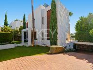 Villa for sale in Nueva Andalucia