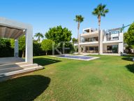 Villa for sale in Nueva Andalucia
