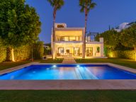 Villa for sale in Nueva Andalucia