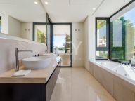 Villa for sale in Nueva Andalucia