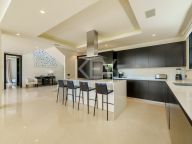 Villa for sale in Nueva Andalucia