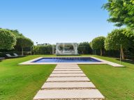 Villa for sale in Nueva Andalucia