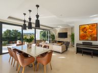 Villa for sale in Nueva Andalucia