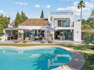 Villa for sale in Nueva Andalucia