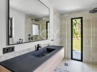 Villa for sale in Nueva Andalucia