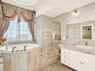 Villa en venta en Sierra Blanca, Marbella Golden Mile