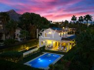 Villa for sale in Nueva Andalucia