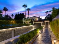 Villa for sale in Nueva Andalucia