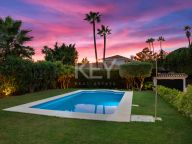 Villa for sale in Nueva Andalucia