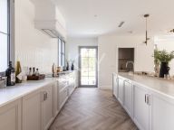 Villa en venta en Los Arqueros, Benahavis