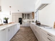 Villa en venta en Los Arqueros, Benahavis