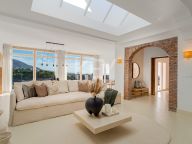 Villa for sale in El Madroñal, Benahavis