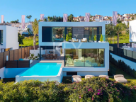 Villa for sale in El Paraiso, Estepona