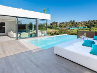 Villa for sale in El Paraiso, Estepona