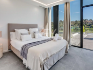 Villa for sale in El Paraiso, Estepona