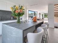 Villa for sale in El Paraiso, Estepona