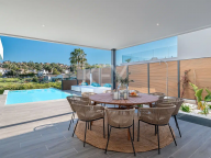 Villa for sale in El Paraiso, Estepona