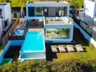 Villa for sale in El Paraiso, Estepona