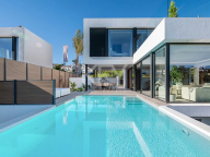 Villa for sale in El Paraiso, Estepona