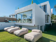 Villa for sale in El Paraiso, Estepona