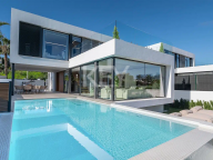 Villa for sale in El Paraiso, Estepona