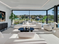 Villa for sale in El Paraiso, Estepona