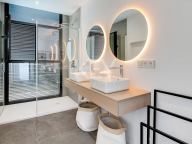 Villa for sale in El Paraiso, Estepona