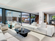 Villa for sale in El Paraiso, Estepona