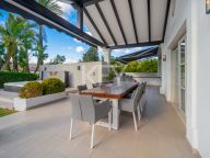 Villa for sale in Los Naranjos, Nueva Andalucia