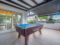 Villa for sale in Los Naranjos, Nueva Andalucia