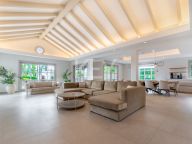 Villa for sale in Los Naranjos, Nueva Andalucia