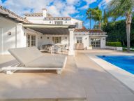 Villa for sale in Los Naranjos, Nueva Andalucia