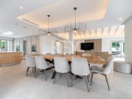 Villa for sale in Los Naranjos, Nueva Andalucia