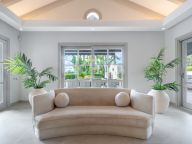 Villa for sale in Los Naranjos, Nueva Andalucia