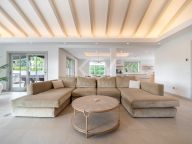 Villa for sale in Los Naranjos, Nueva Andalucia