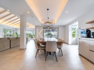 Villa for sale in Los Naranjos, Nueva Andalucia