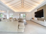 Villa for sale in Los Naranjos, Nueva Andalucia