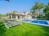 Villa for sale in Los Naranjos, Nueva Andalucia