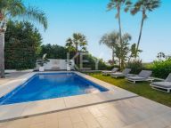 Villa for sale in Los Naranjos, Nueva Andalucia