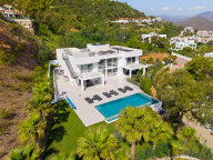 Villa for sale in La Mairena, Marbella East