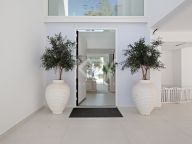 Villa for sale in La Mairena, Marbella East