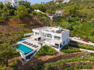 Villa for sale in La Mairena, Marbella East