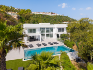 Villa for sale in La Mairena, Marbella East