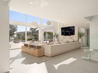 Villa for sale in La Mairena, Marbella East